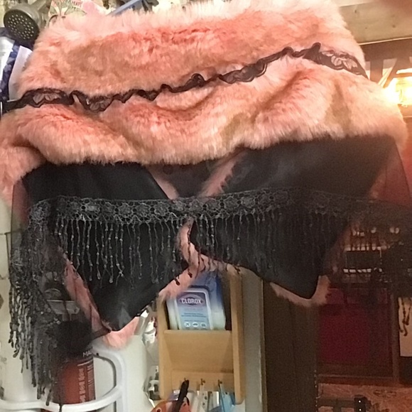 Stunning vintage / goth style wrap with brochette. - Picture 3 of 4